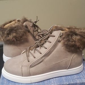 Sneakers with faux fur